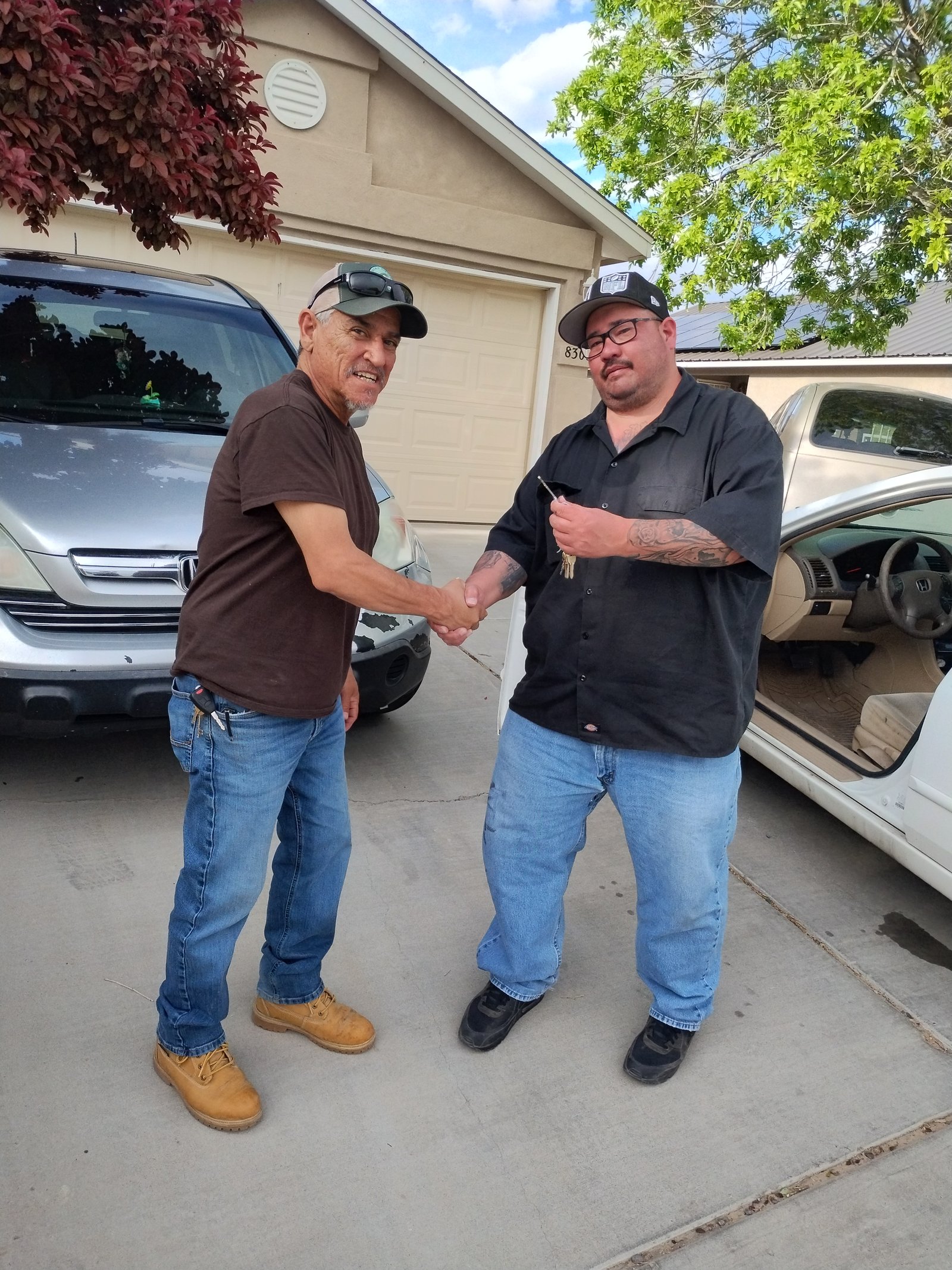 Emergency locksmith Albuquerque — customer receiving keys